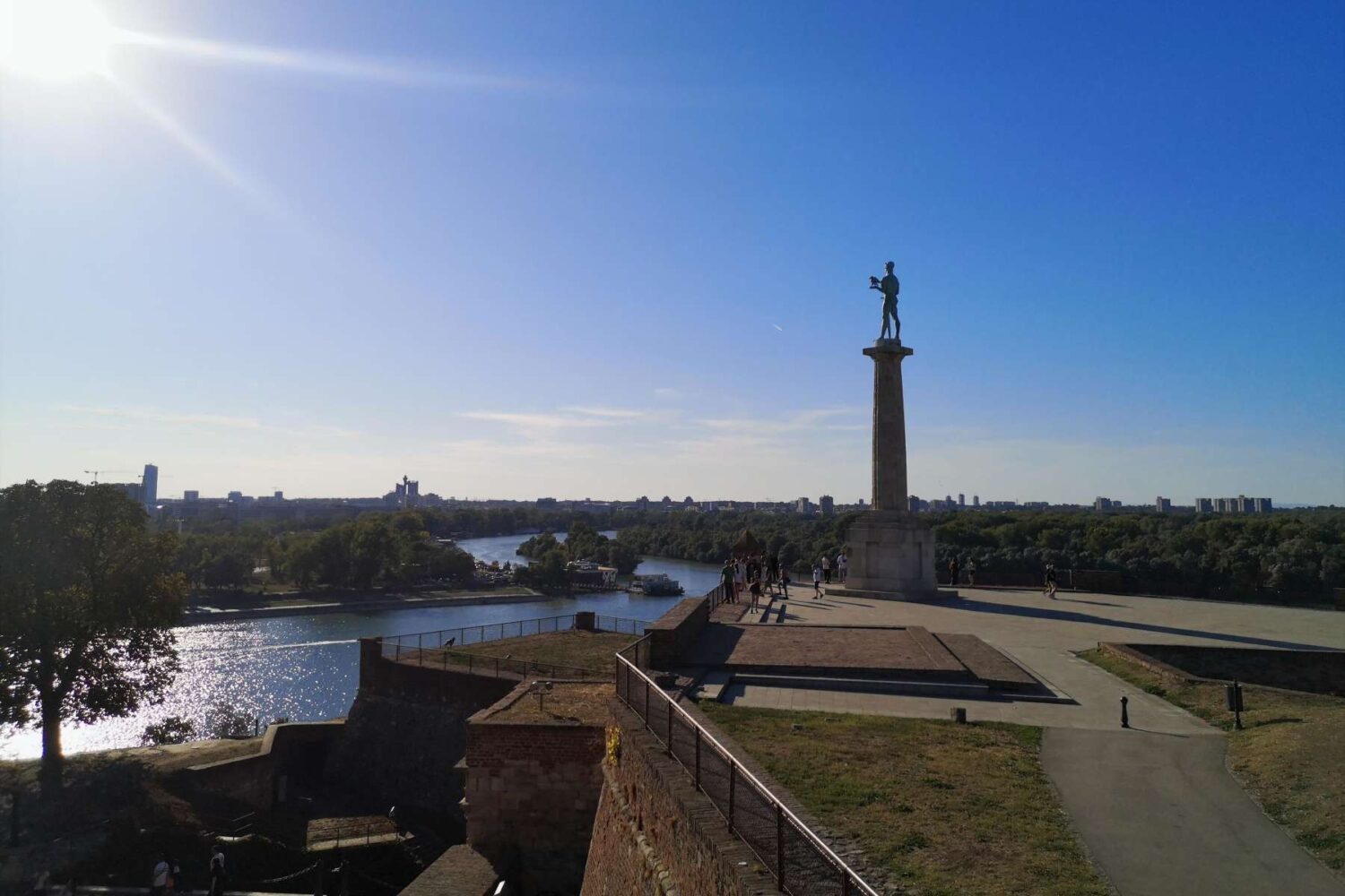 Spomenik Pobednik na Kalemegdanu sa pogledom na reke