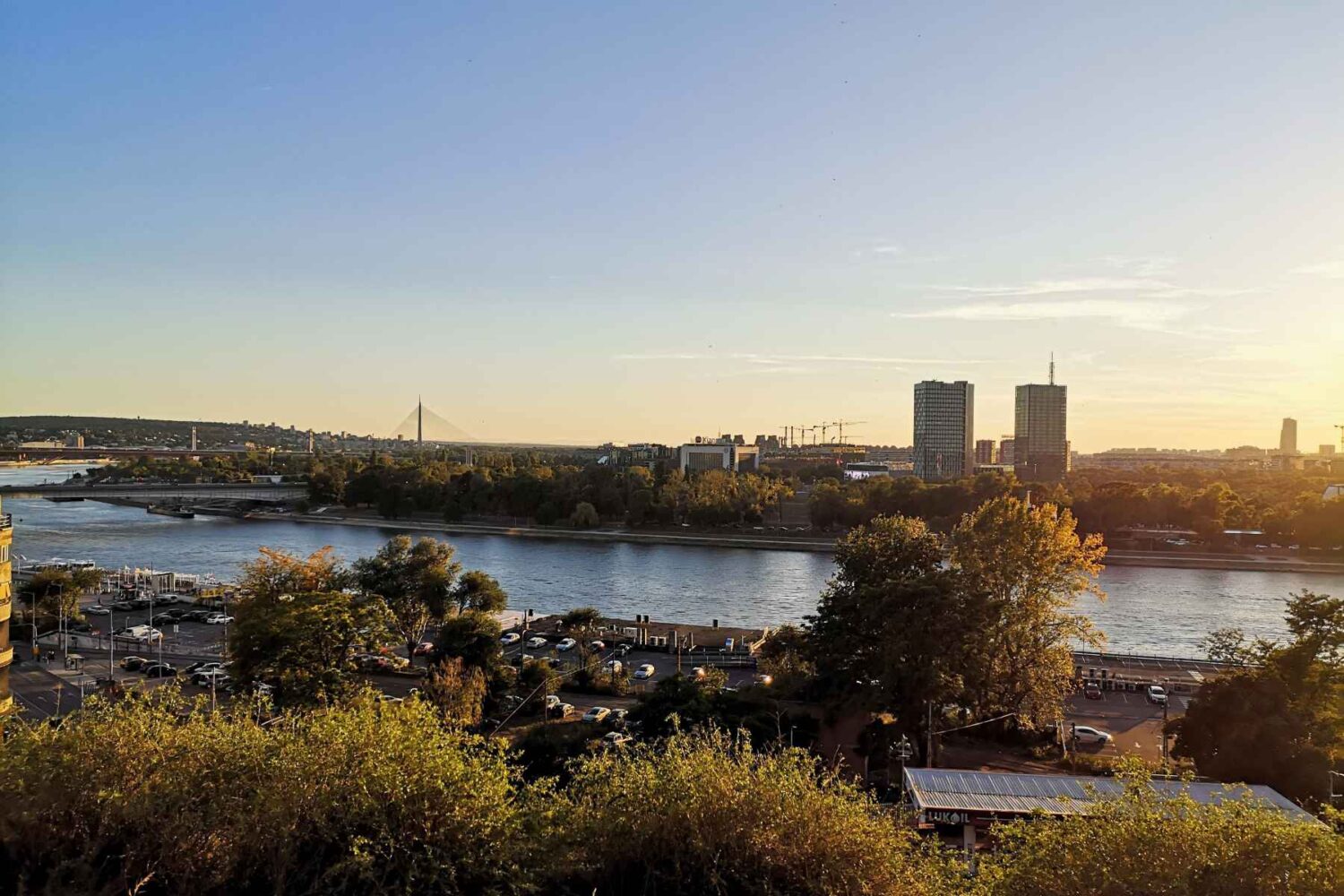 Panoramski pogled na reku Savu i Novi Beograd u sumrak, snimljen sa Beogradske tvrđave.
