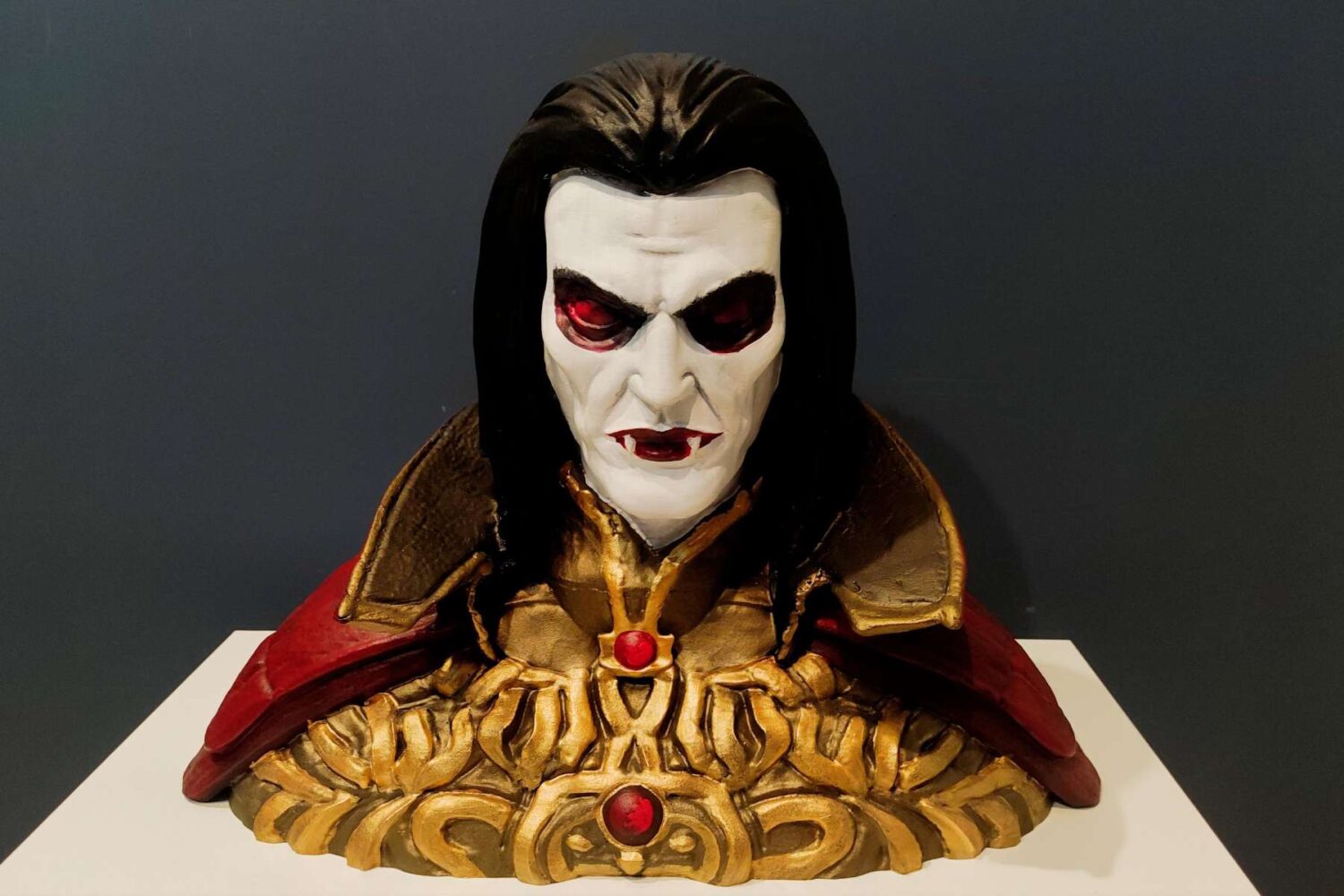 Klasična bista Drakule ili vampira u plaštu, tematska figura za posetioce.