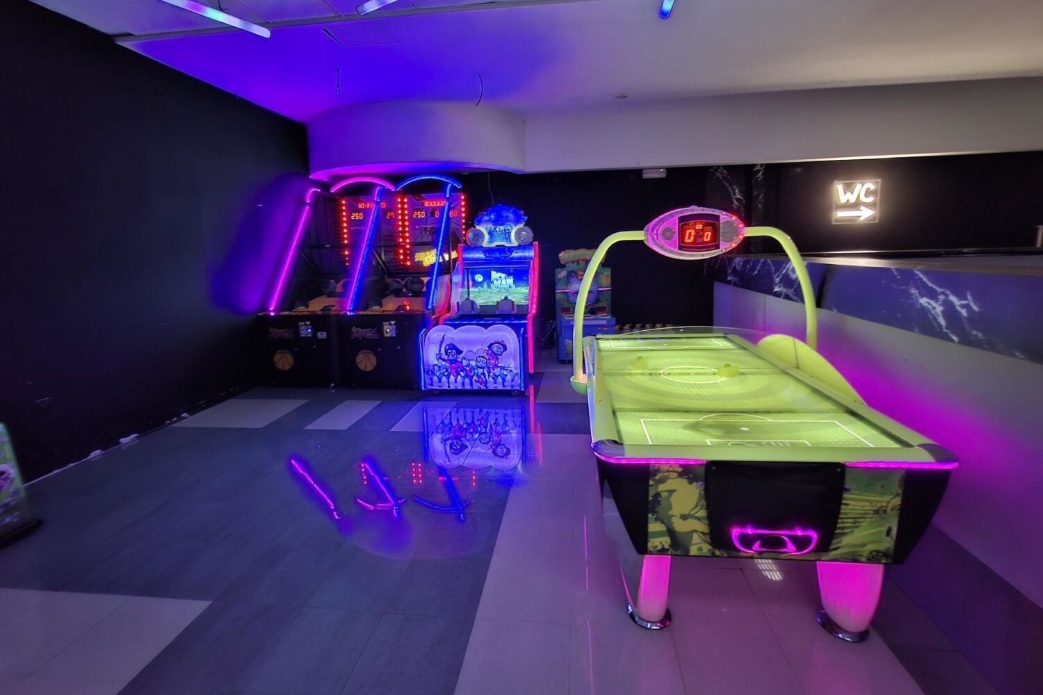 Zona sa arkadnim igrama u Colosseum Bowling centru, prikazuje mašine za košarku i fudbal.