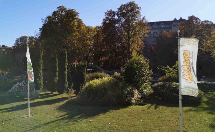Panoramski pogled na Dino park na Kalemegdanu sa nekoliko figura dinosaurusa i stazama, sunčan dan.