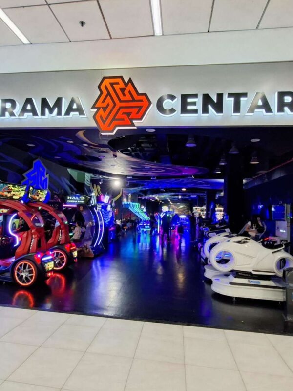 Svetleći, atraktivan ulaz u Futurama zabavni centar, sa logom i natpisom. Prikazuje atmosferu koja poziva na ulazak.