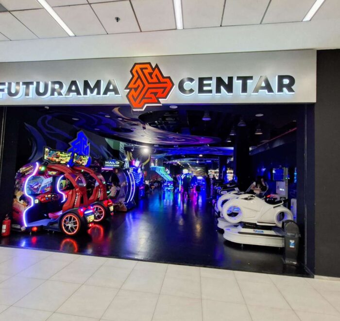 Svetleći, atraktivan ulaz u Futurama zabavni centar, sa logom i natpisom. Prikazuje atmosferu koja poziva na ulazak.