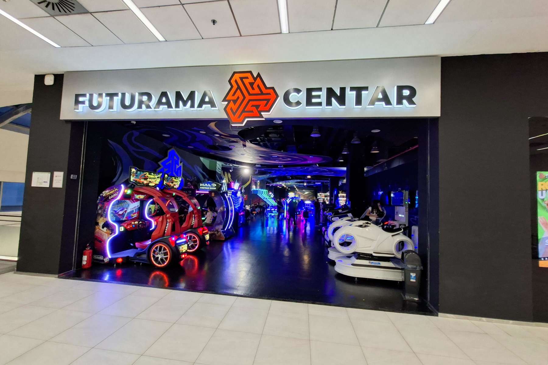 Svetleći, atraktivan ulaz u Futurama zabavni centar, sa logom i natpisom. Prikazuje atmosferu koja poziva na ulazak.