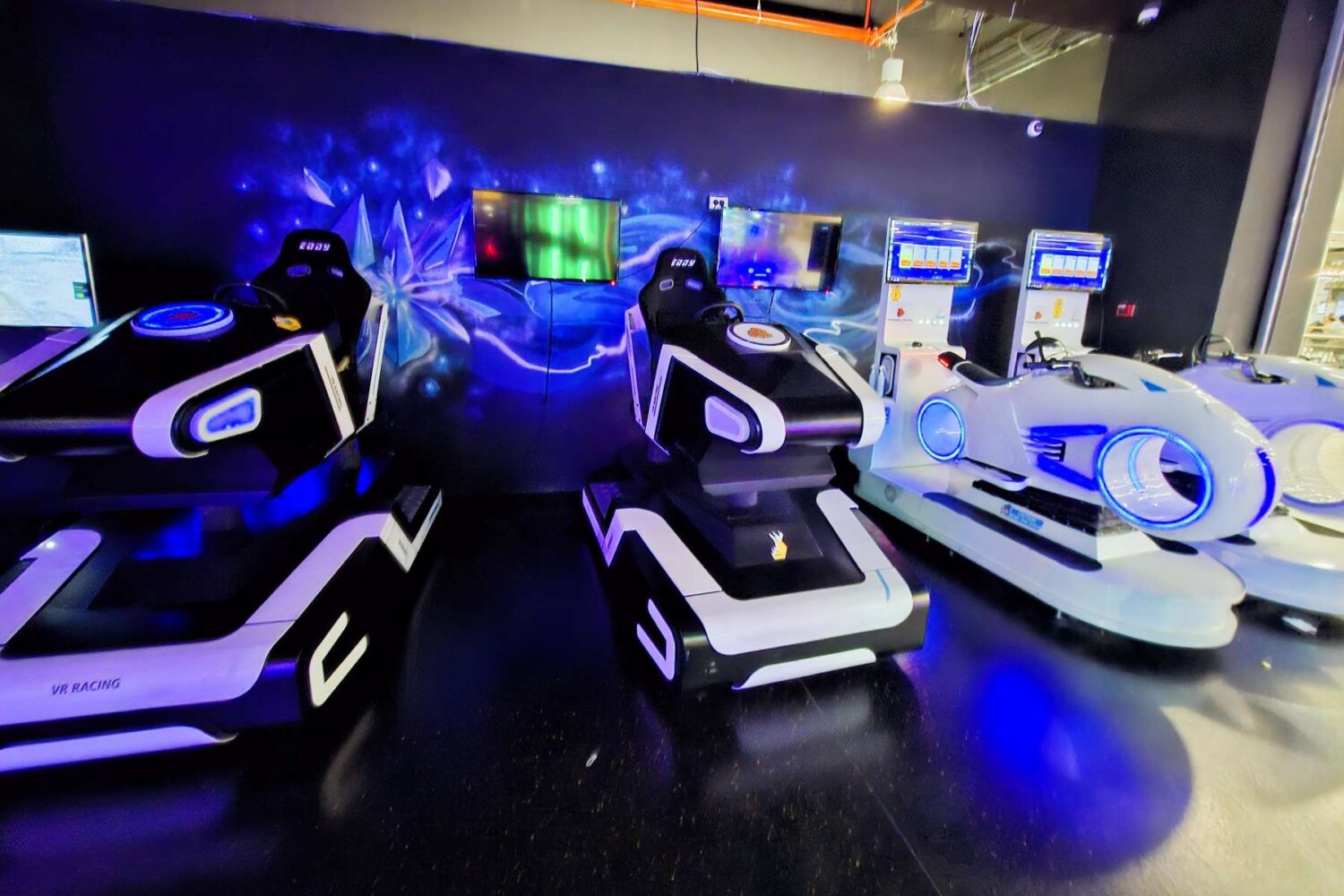 Osoba (dete ili tinejdžer) sa VR naočarima i kontrolerima, aktivno učestvuje u VR igri. Prikazuje se VR oprema i okruženje mašine.