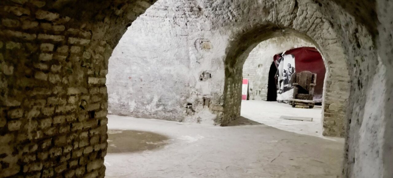 Hodnici kazamata Vojnog muzeja na Kalemegdanu vode ka izložbi srednjevekovnih sprava za mučenje