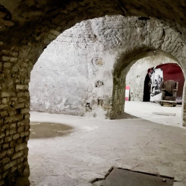 Hodnici kazamata Vojnog muzeja na Kalemegdanu vode ka izložbi srednjevekovnih sprava za mučenje