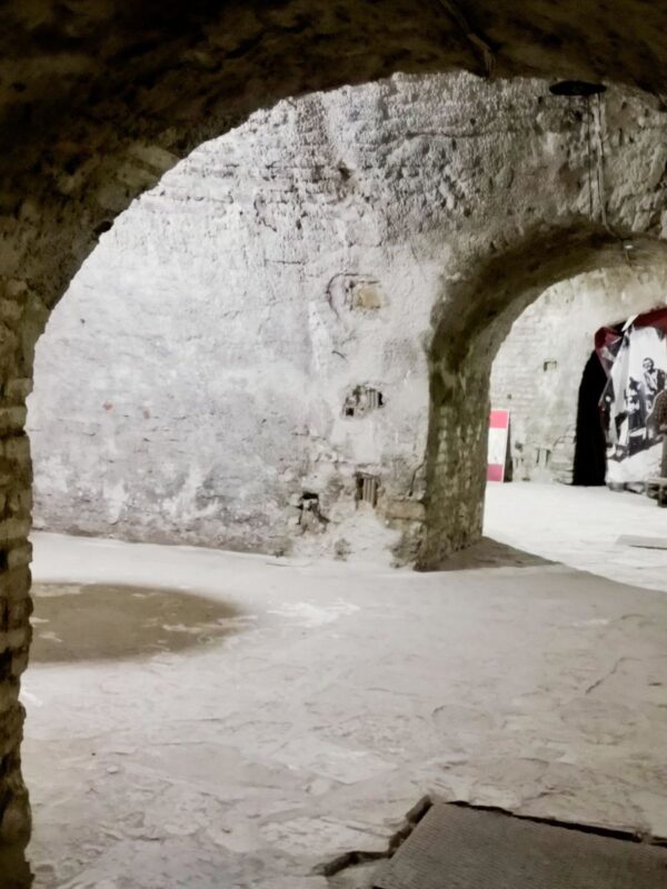 Hodnici kazamata Vojnog muzeja na Kalemegdanu vode ka izložbi srednjevekovnih sprava za mučenje