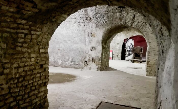 Hodnici kazamata Vojnog muzeja na Kalemegdanu vode ka izložbi srednjevekovnih sprava za mučenje