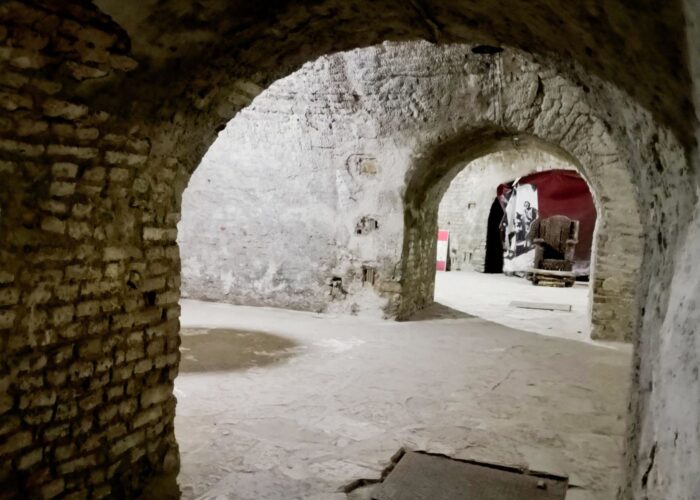 Hodnici kazamata Vojnog muzeja na Kalemegdanu vode ka izložbi srednjevekovnih sprava za mučenje