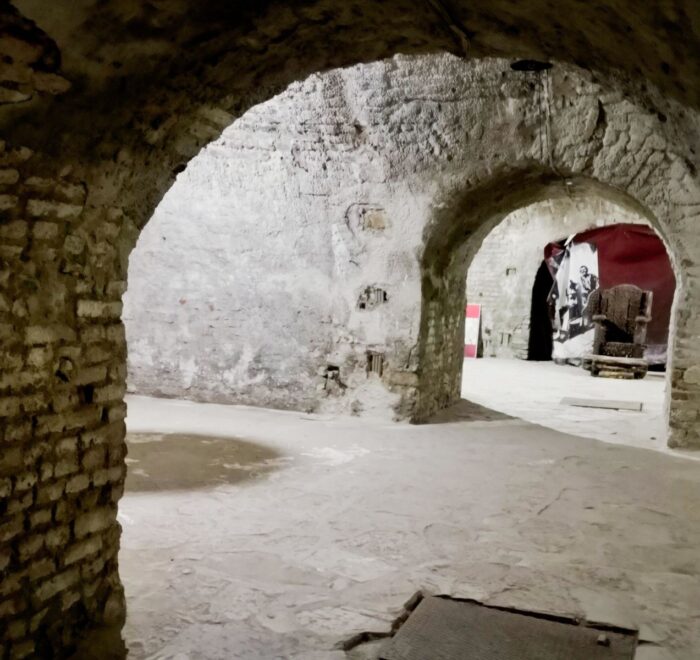 Hodnici kazamata Vojnog muzeja na Kalemegdanu vode ka izložbi srednjevekovnih sprava za mučenje