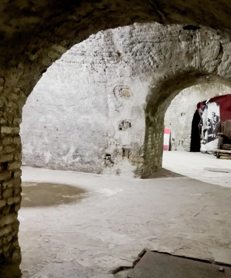 Hodnici kazamata Vojnog muzeja na Kalemegdanu vode ka izložbi srednjevekovnih sprava za mučenje