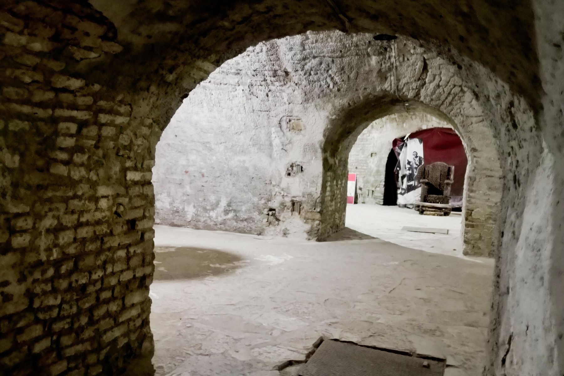 Hodnici kazamata Vojnog muzeja na Kalemegdanu vode ka izložbi srednjevekovnih sprava za mučenje