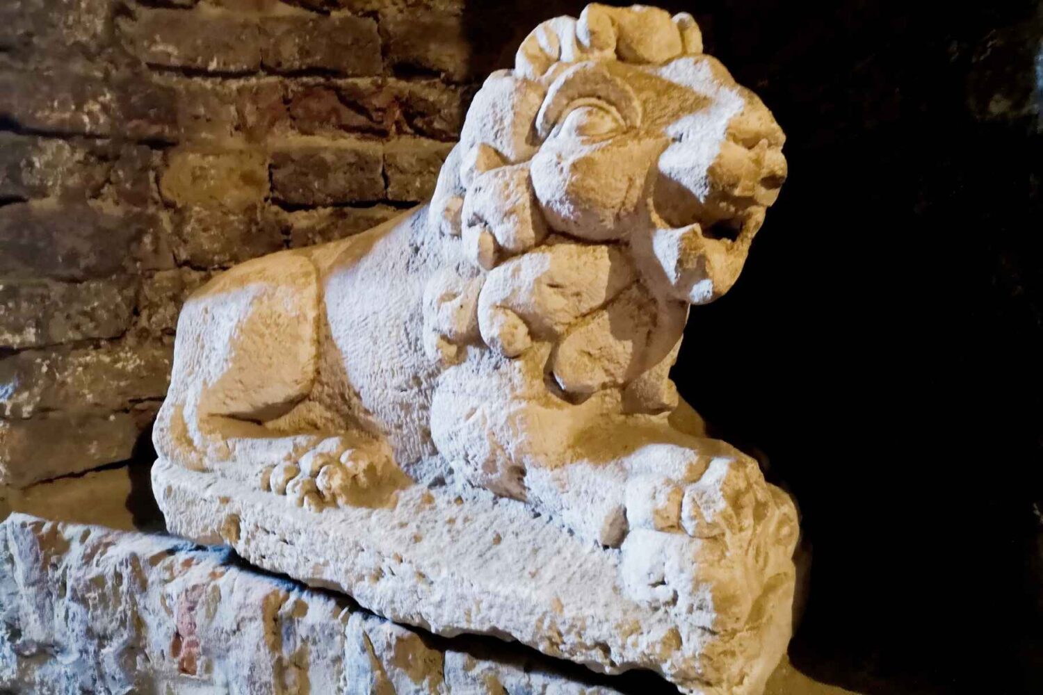 Detalj: Drevna kamena statua u niši Rimskog bunara