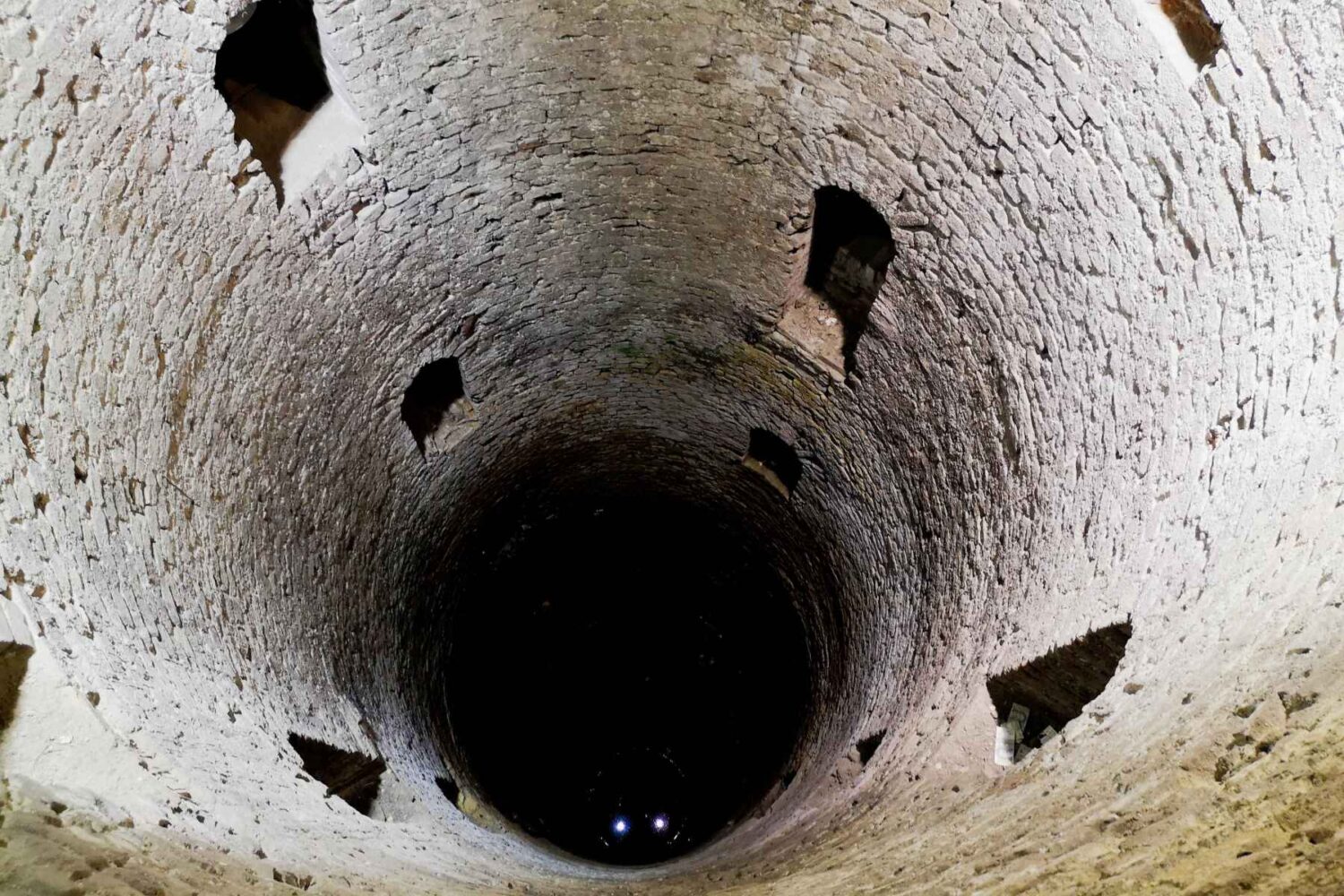 Vertikalni pogled na vodu u dubini Rimskog bunara