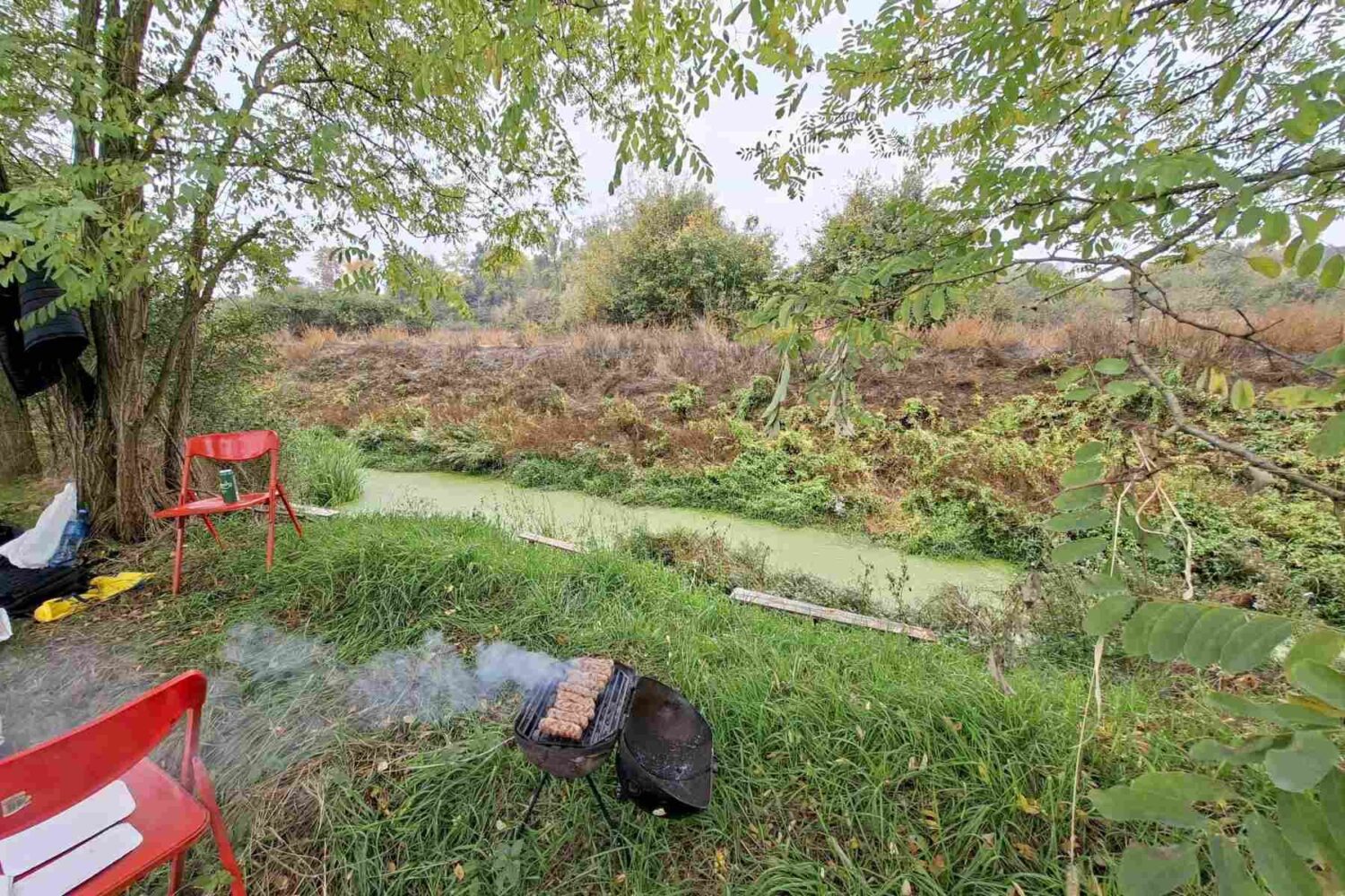 Uživanje u roštilju i pikniku na obali reke Tamnave, uz opuštenu atmosferu.
