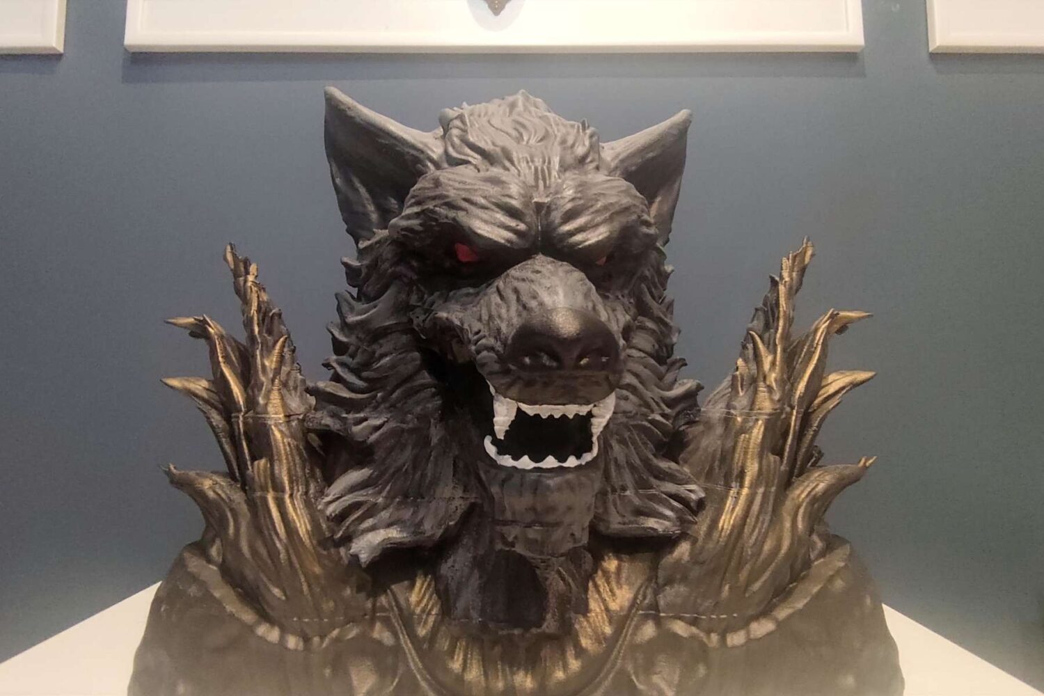 Detaljna figura ili bista sivog vukodlaka, deo izložbe o mitološkim bićima.