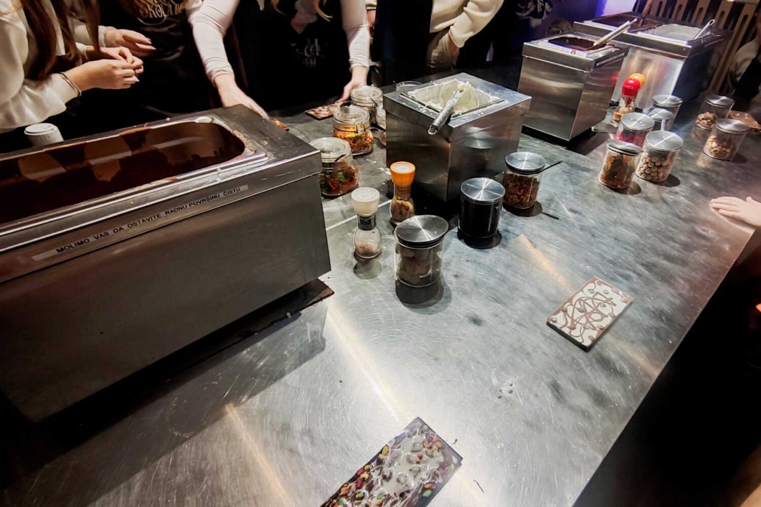 Prostorija Fashion room u Muzeju čokolade u Beogradu gde posetioci prave sopstvene čokolade