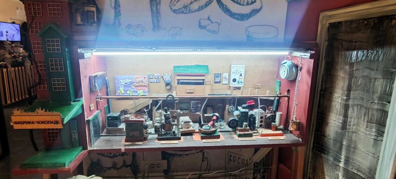 Maketa postrojenja za proizvodnju čokolade u sobi Evropa u Muzeju čokolade u Beogradu