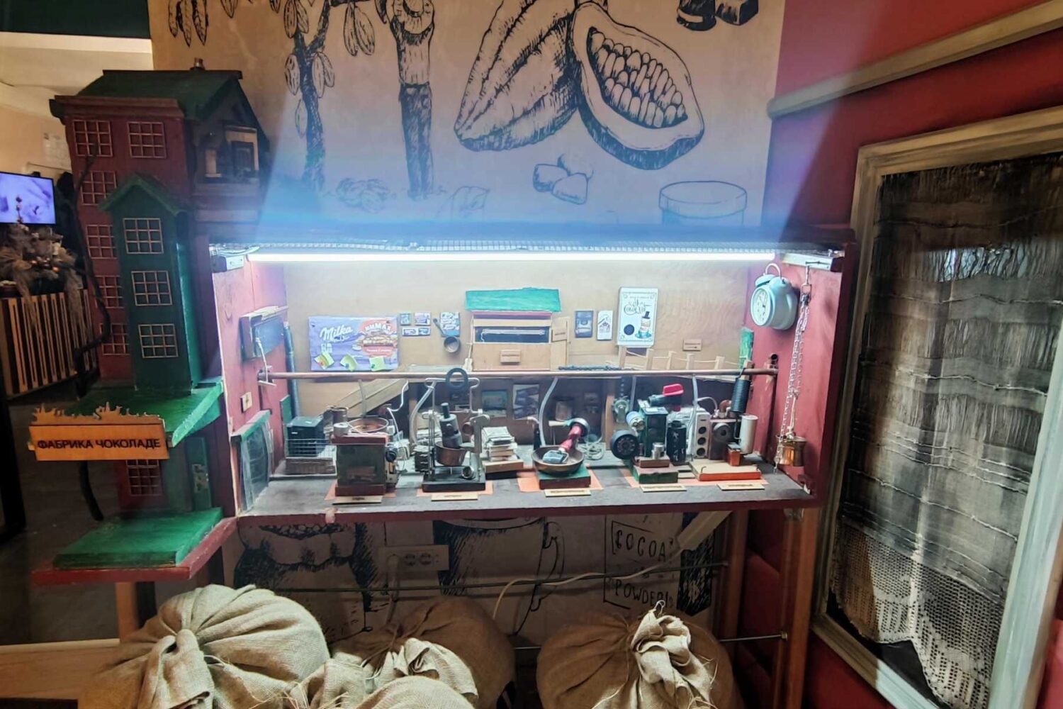 Maketa postrojenja za proizvodnju čokolade u sobi Evropa u Muzeju čokolade u Beogradu