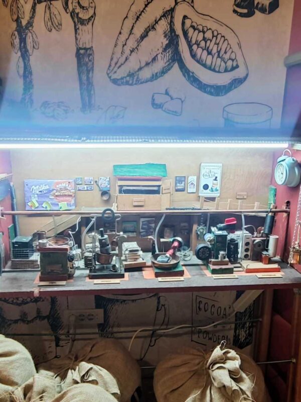 Maketa postrojenja za proizvodnju čokolade u sobi Evropa u Muzeju čokolade u Beogradu