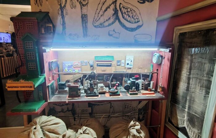 Maketa postrojenja za proizvodnju čokolade u sobi Evropa u Muzeju čokolade u Beogradu