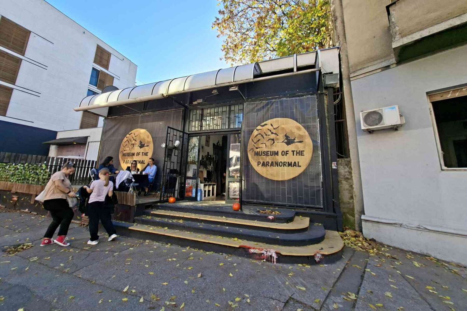 Centralni ulaz Muzeja iluzija u Beogradu, detaljan prikaz