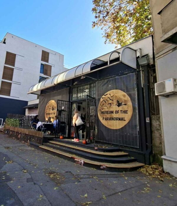 Zgrada Muzeja iluzija u Beogradu, pogled iz daljine i ukoso