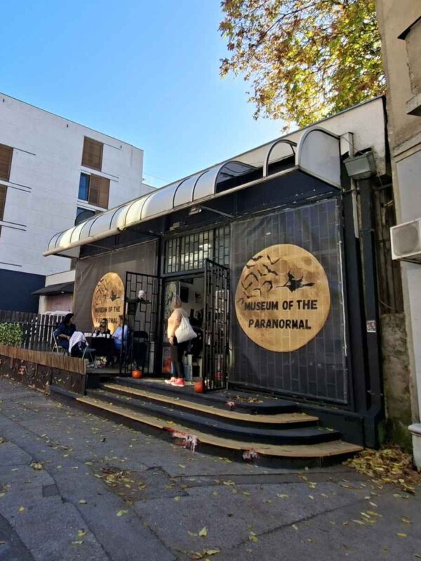 Zgrada Muzeja iluzija u Beogradu, pogled iz daljine i ukoso