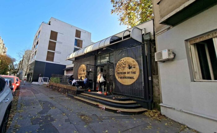 Zgrada Muzeja iluzija u Beogradu, pogled iz daljine i ukoso