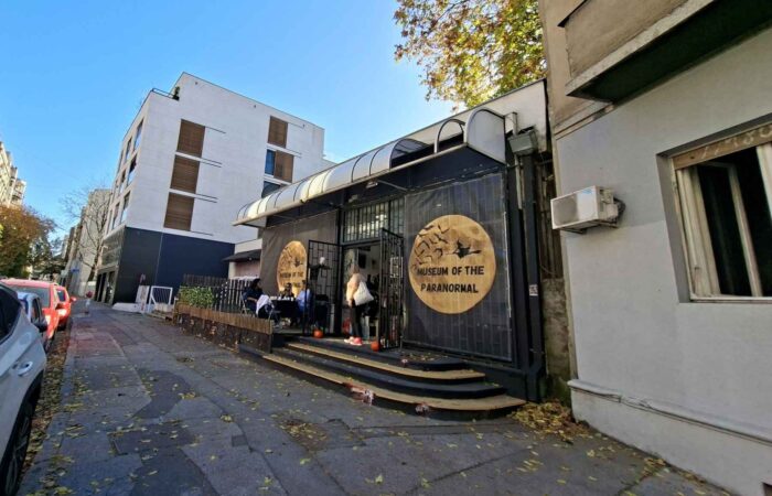 Zgrada Muzeja iluzija u Beogradu, pogled iz daljine i ukoso