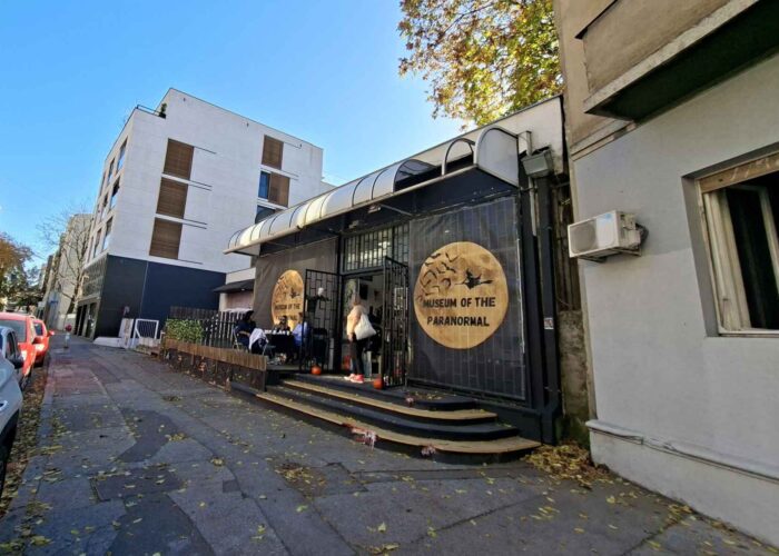 Zgrada Muzeja iluzija u Beogradu, pogled iz daljine i ukoso