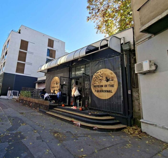 Zgrada Muzeja iluzija u Beogradu, pogled iz daljine i ukoso