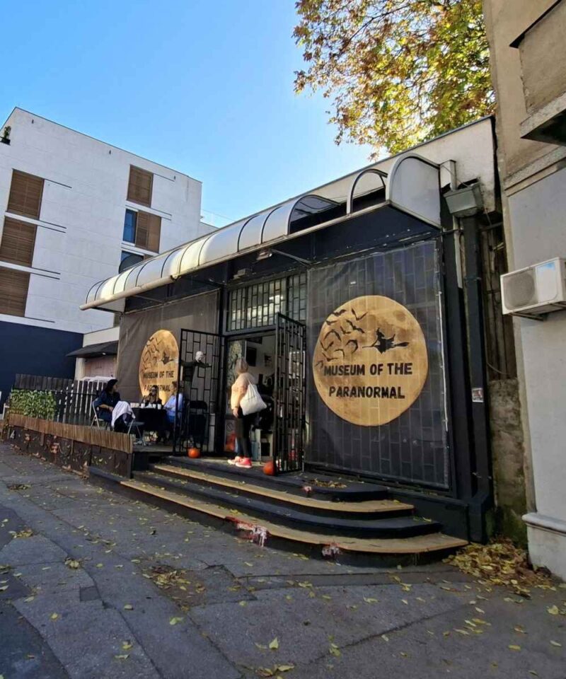 Zgrada Muzeja iluzija u Beogradu, pogled iz daljine i ukoso