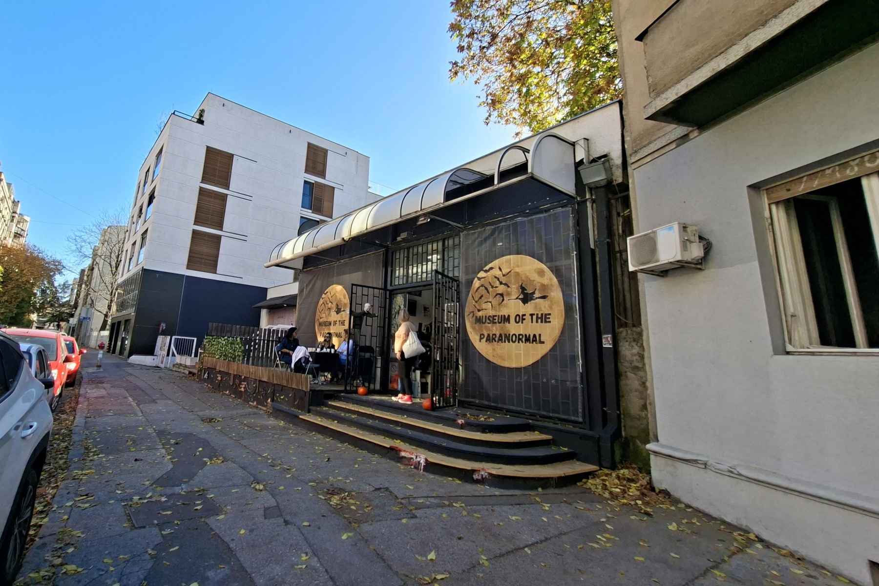 Zgrada Muzeja iluzija u Beogradu, pogled iz daljine i ukoso