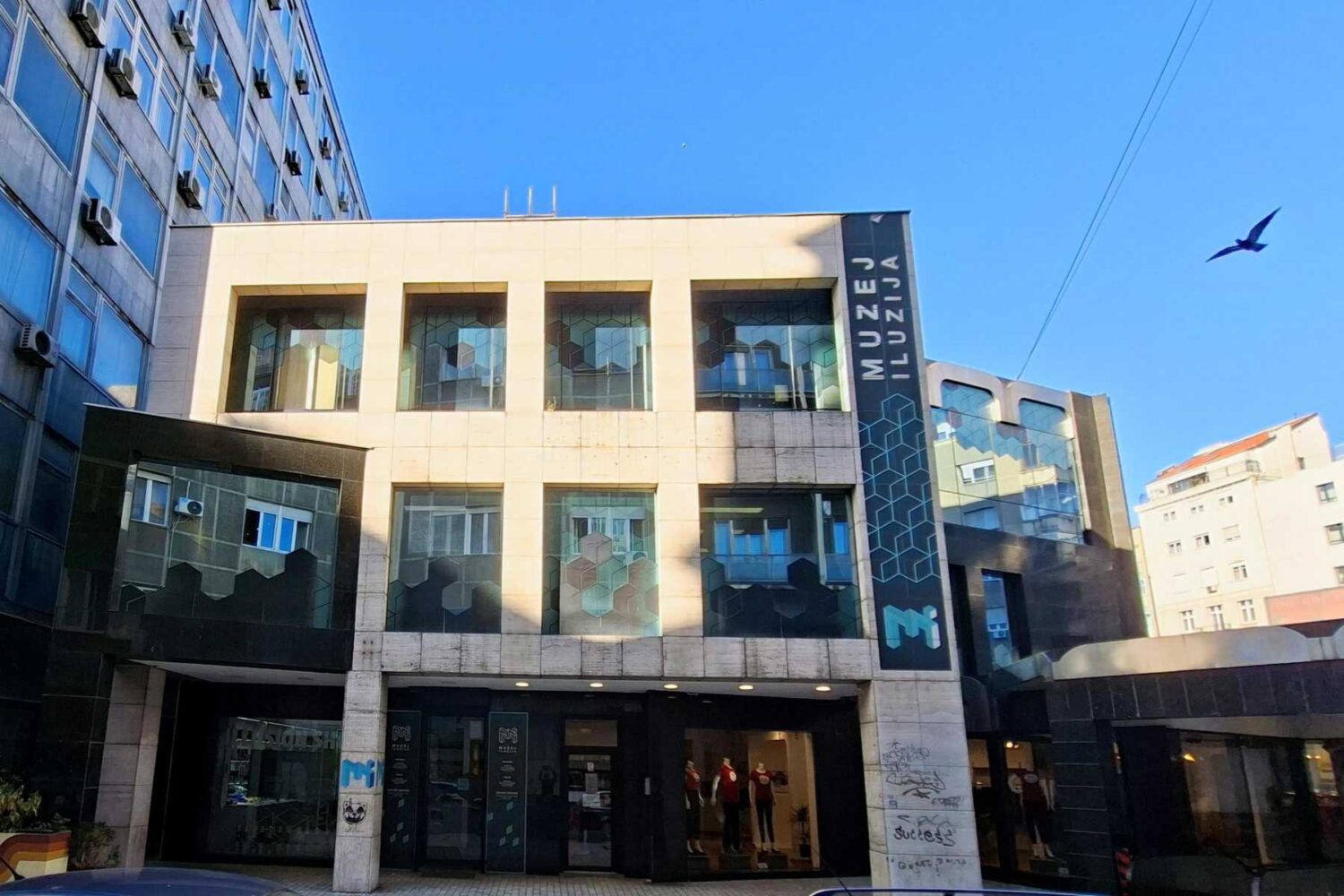 Spoljašnji izgled Muzeja iluzija u Nušićevoj ulici, Beograd