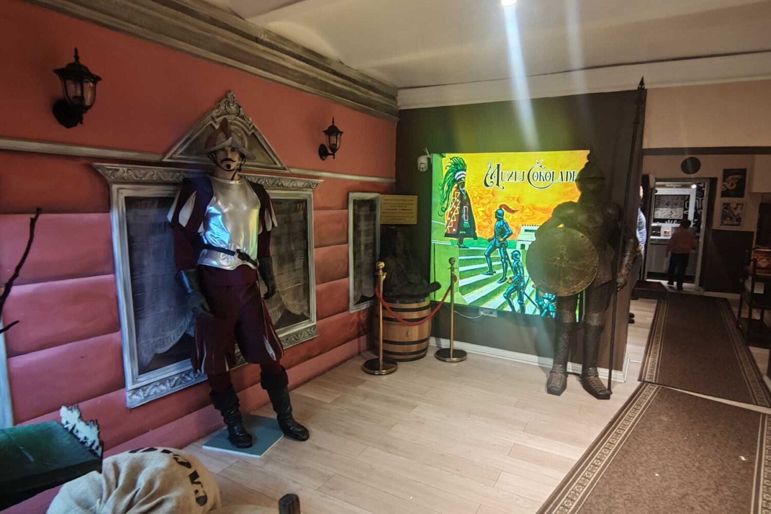 Figura viteza u oklopu u sobi Evropa u Muzeju čokolade u Beogradu