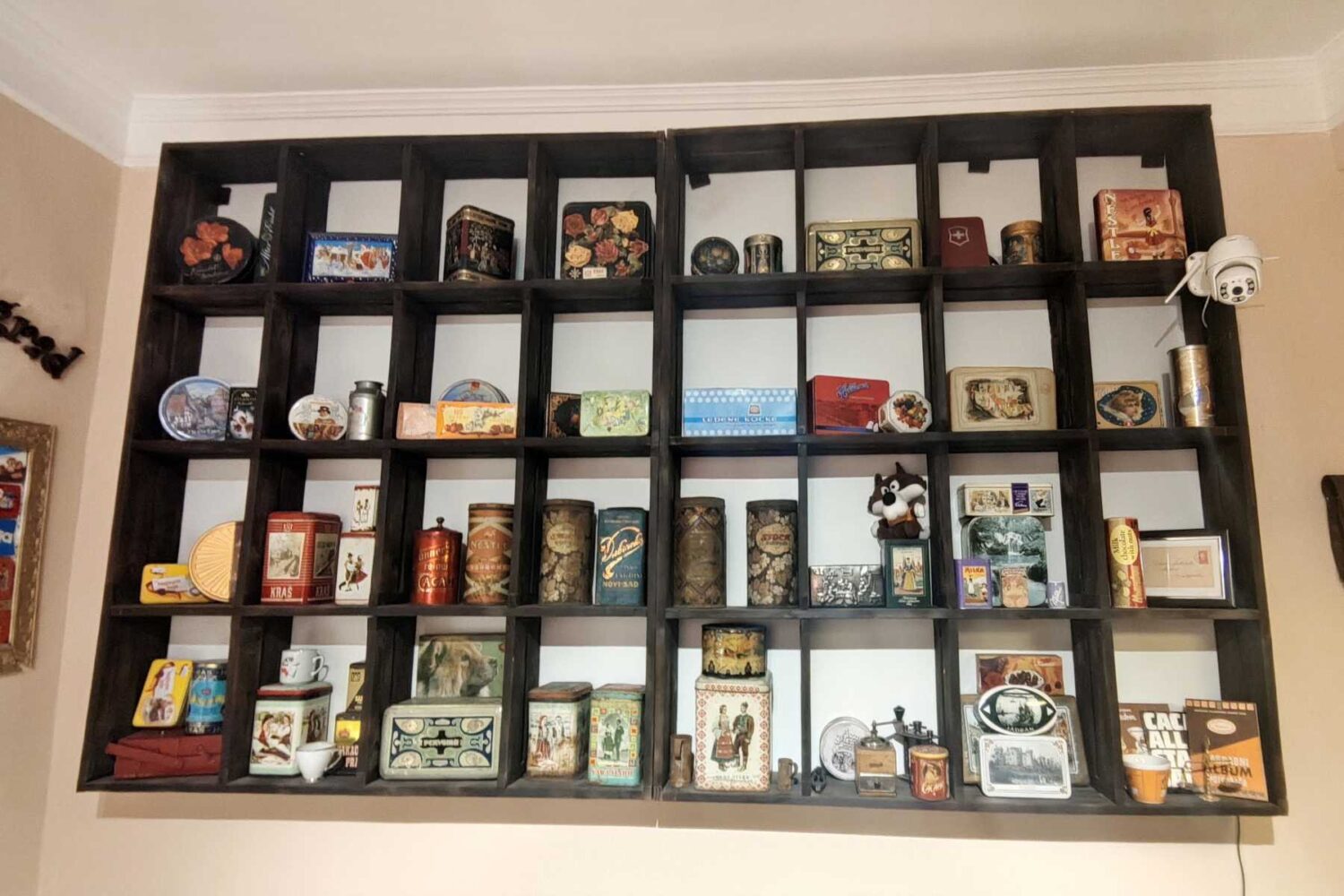 Eksponati starih čokolada i ambalaže u sobi Srbija u Muzeju čokolade u Beogradu