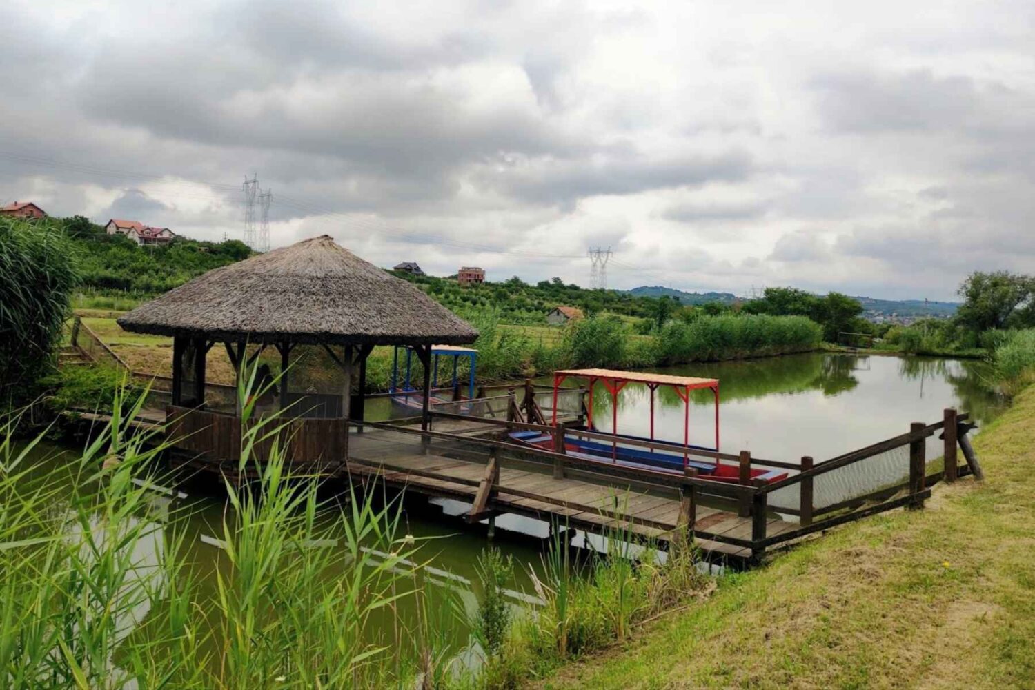 Sojenica i mali drveni mostić na jezeru u Malom Dunavu u Beogradu