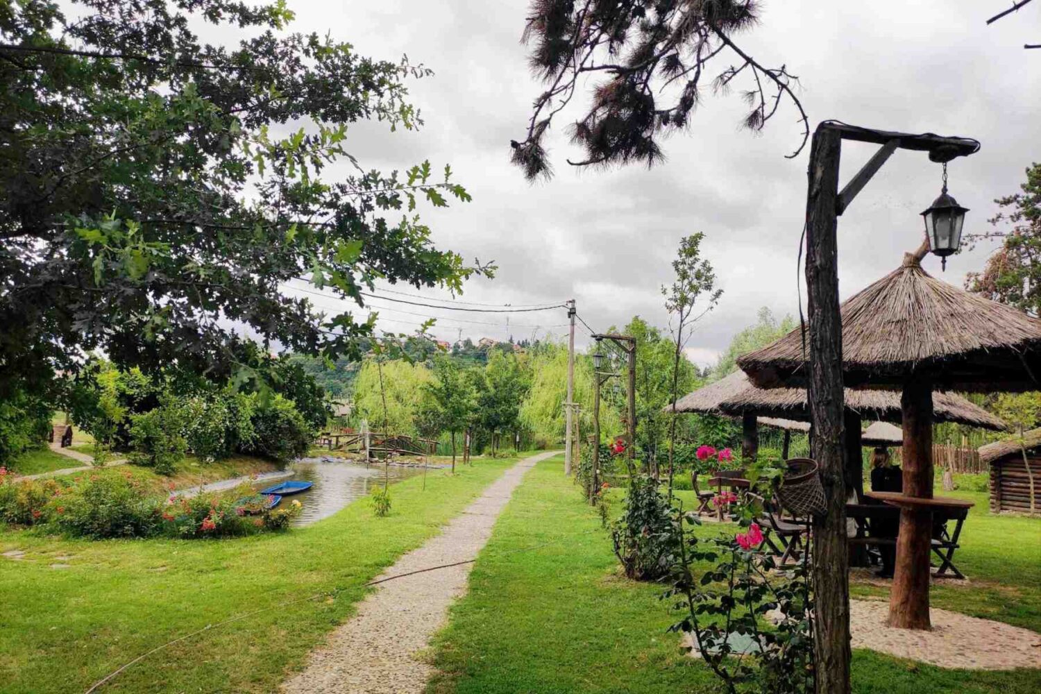 Staza kroz Mali Dunav sa klupama u obliku pečurki