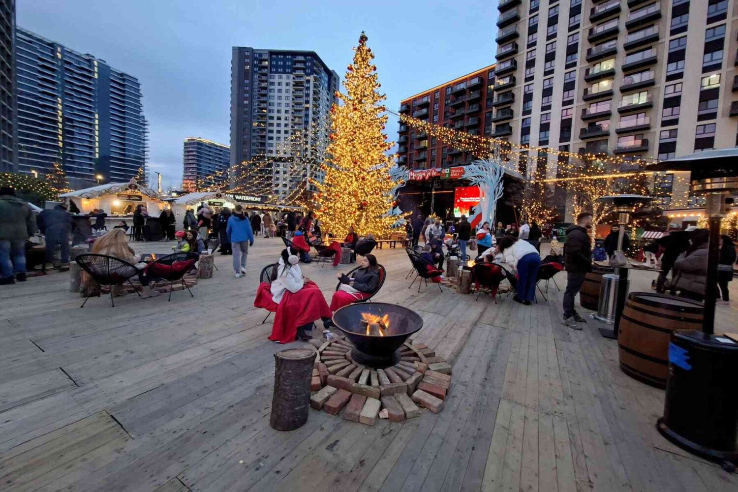 Posetioci oko fire pit-a u Zimskoj bajci u Beogradu