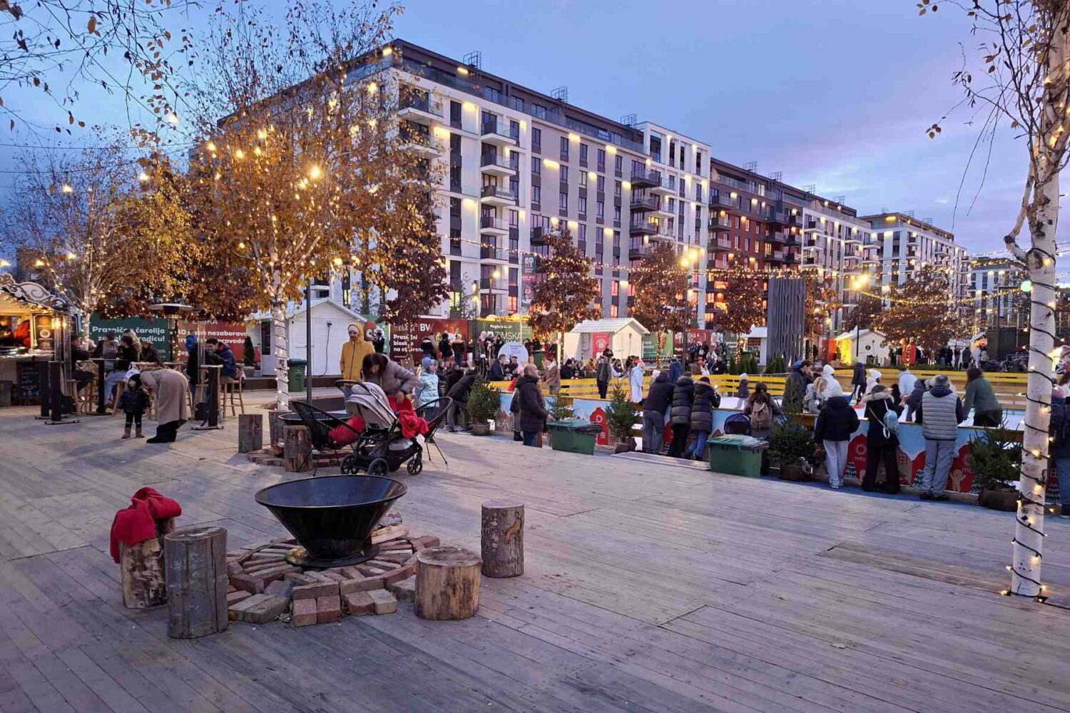 Fire pit sa stolicama i prekrivačima u Zimskoj bajci Beograd