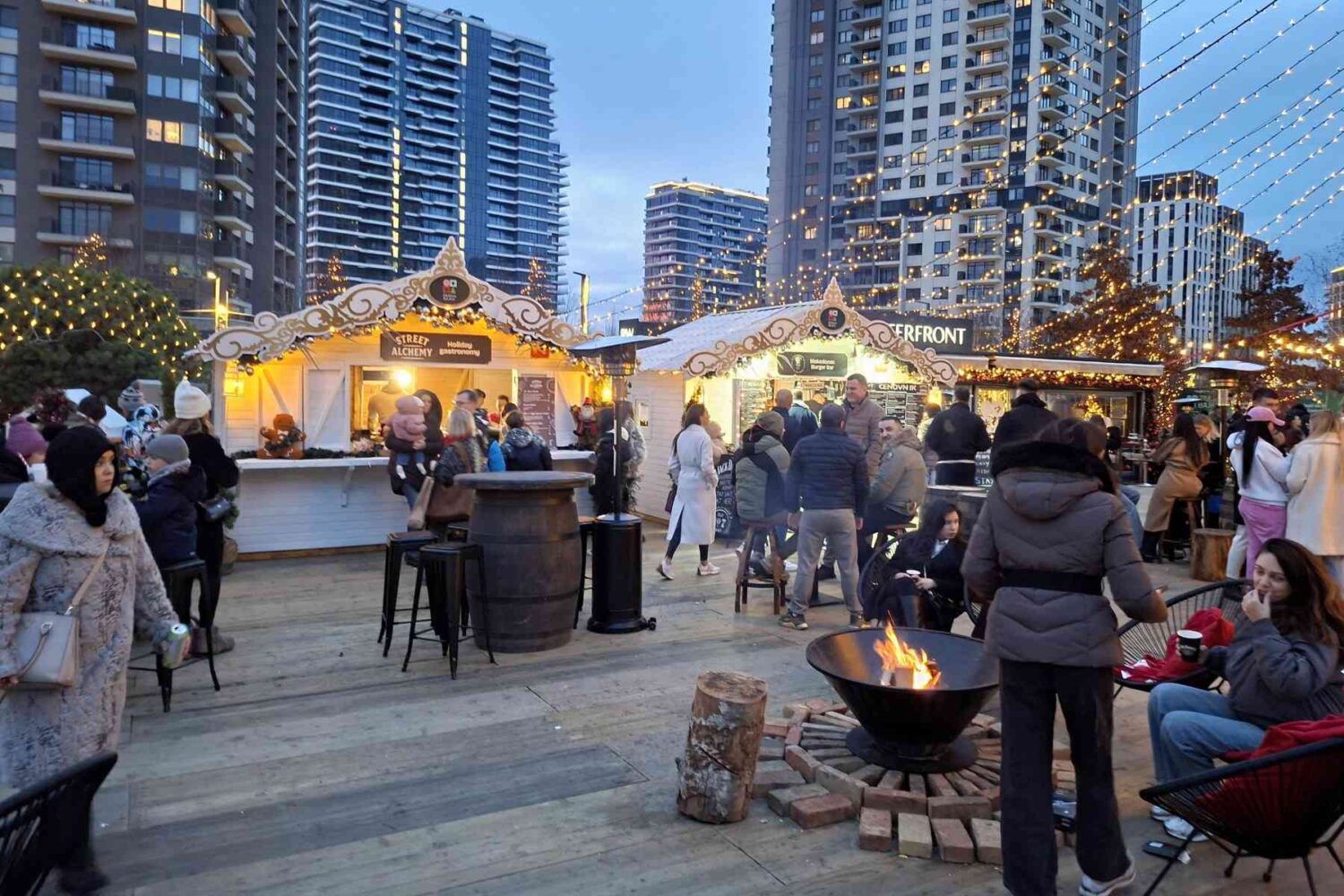 Kiosci sa kuvanim vinom, toplim napicima i hranom u Zimskoj bajci