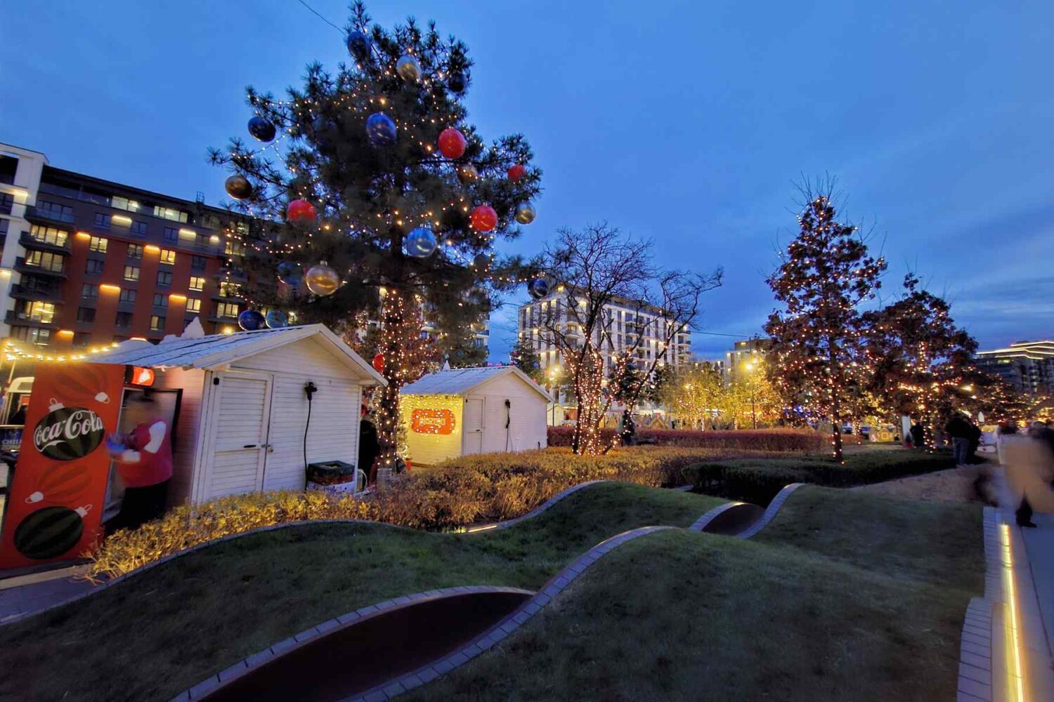 Pogled na deo Savskog parka sa kućicama i dekoracijama Zimske bajke