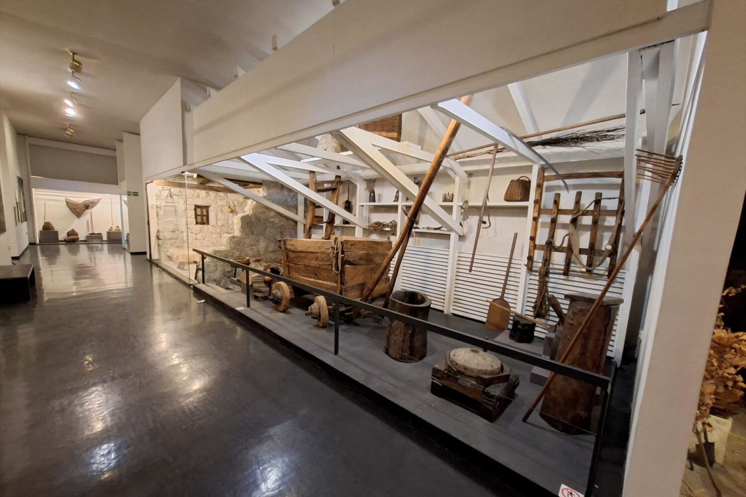 Drvena kola, merdevine i alati u stalnoj postavci Etnografskog muzeja