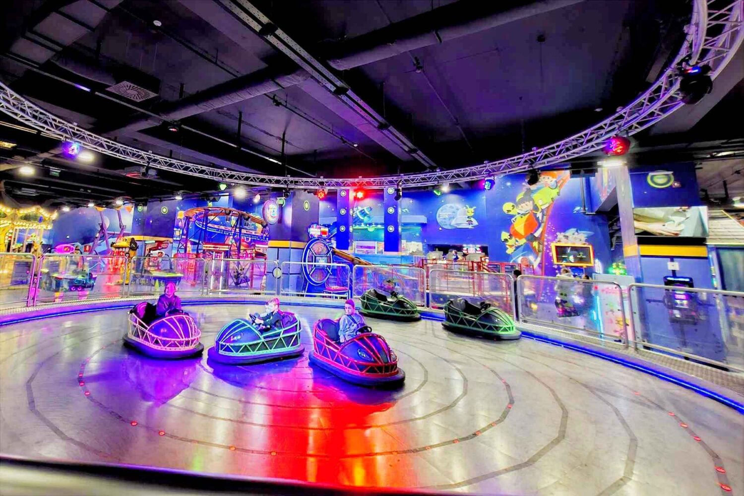 Autići u vožnji na mini autodromu