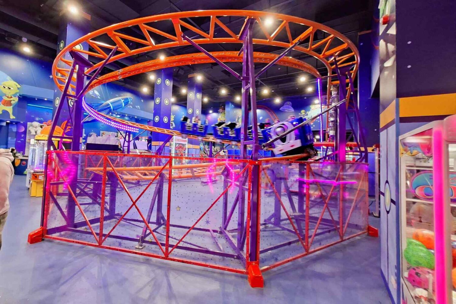 Deca u voziću na unutrašnjem roller coasteru