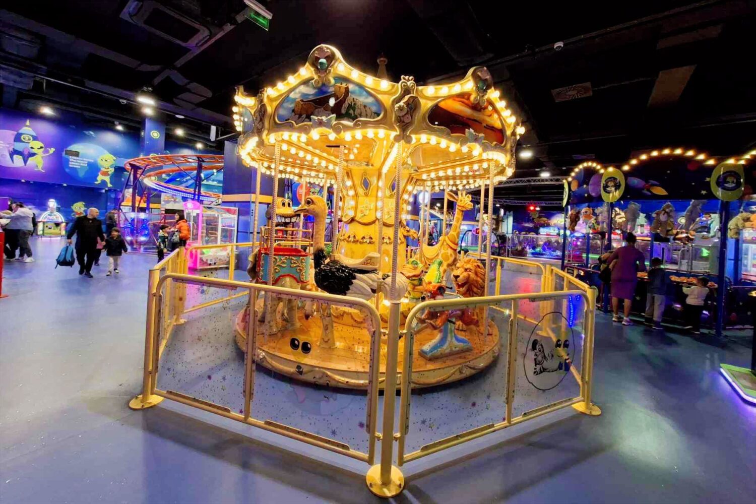 Zlatni karusel za decu u Babylon parku