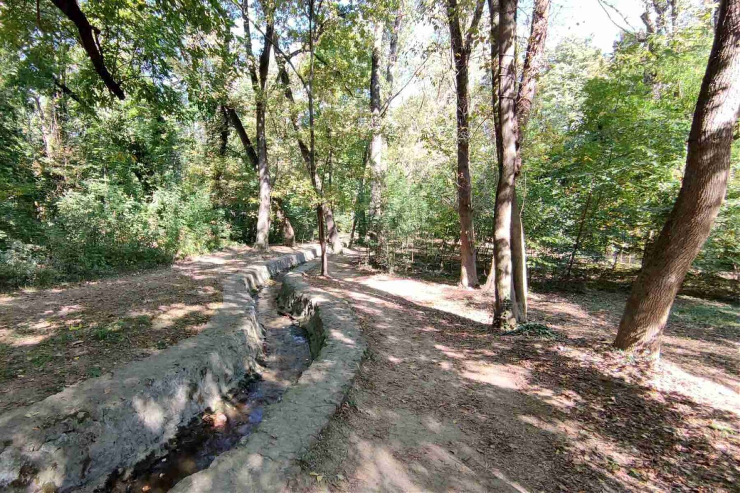 Banjički potok sa kamenom ozidanom obalom