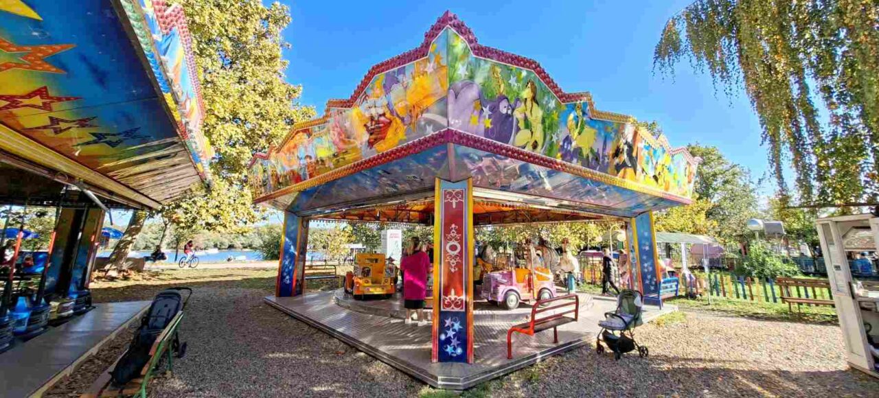 Karusel Dreamland sa bajkovitim figurama